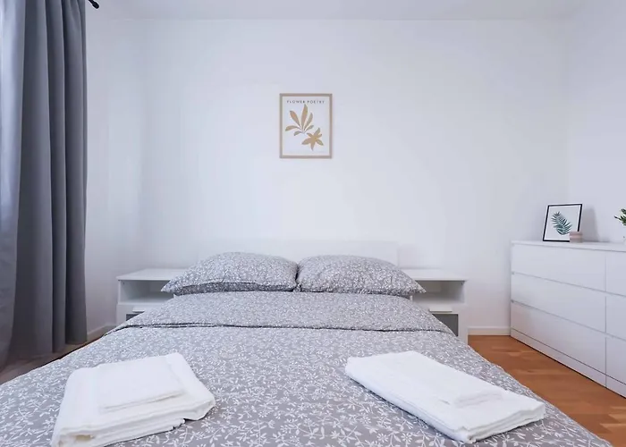 Mozartova- Quiet Getaway With A View Of The Danube Apartment