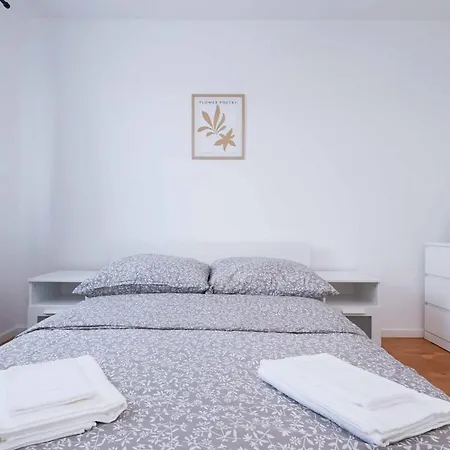 Mozartova- Quiet Getaway With A View Of The Danube Apartament
